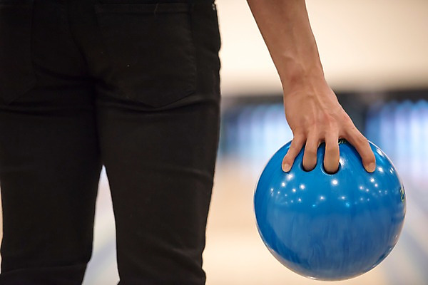 포토 JPG 남자 실내 한명 서기 들기 근접촬영 상반신 20대 성인 뒷모습 아웃포커스 비즈니스라이프 한국인 직장인 비즈니스맨 볼링 즐거움 볼링공 볼링장 성인남자한명만 국내포토 직업 1 라이프스타일 감정 뷰포인트 비즈니스 공 모션 촬영기법 사람 동양인 청년 내부 구기 볼링용품 남자한명만 성인남자만 파일형식