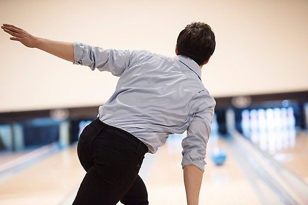 포토 JPG 남자 실내 한명 서기 상반신 20대 성인 뒷모습 비즈니스라이프 한국인 직장인 비즈니스맨 볼링 즐거움 굴리기 볼링장 성인남자한명만 국내포토 직업 1 라이프스타일 감정 뷰포인트 비즈니스 모션 사람 동양인 청년 내부 구기 남자한명만 성인남자만 파일형식