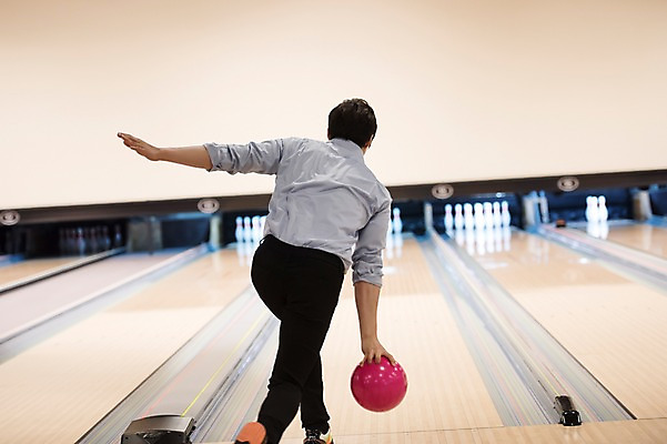 포토 JPG 전신 남자 실내 한명 서기 들기 20대 성인 뒷모습 비즈니스라이프 한국인 직장인 비즈니스맨 볼링 즐거움 볼링공 굴리기 볼링장 성인남자한명만 국내포토 직업 1 라이프스타일 감정 뷰포인트 비즈니스 공 모션 사람 동양인 청년 내부 구기 볼링용품 남자한명만 성인남자만 파일형식