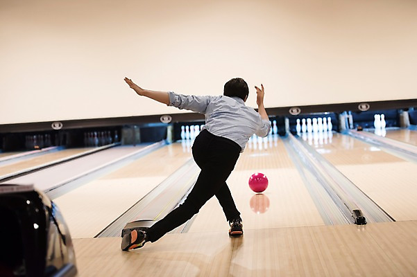 포토 JPG 전신 남자 실내 한명 서기 20대 성인 뒷모습 비즈니스라이프 한국인 직장인 비즈니스맨 볼링 즐거움 볼링공 굴리기 볼링장 성인남자한명만 국내포토 직업 1 라이프스타일 감정 뷰포인트 비즈니스 공 모션 사람 동양인 청년 내부 구기 볼링용품 남자한명만 성인남자만 파일형식