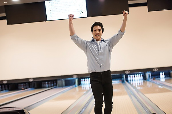 포토 JPG 남자 실내 한명 서기 상반신 20대 성인 앞모습 비즈니스라이프 기쁨 한국인 직장인 비즈니스맨 볼링 즐거움 볼링장 성인남자한명만 국내포토 직업 1 라이프스타일 감정 뷰포인트 비즈니스 모션 사람 동양인 청년 내부 구기 남자한명만 성인남자만 파일형식