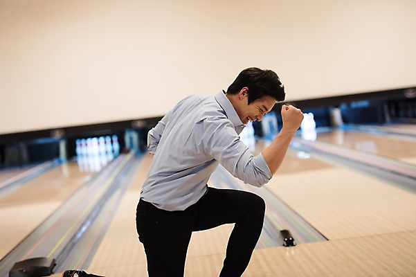 포토 JPG 남자 실내 한명 앉기 상반신 20대 성인 옆모습 비즈니스라이프 기쁨 한국인 직장인 비즈니스맨 볼링 즐거움 볼링장 성인남자한명만 국내포토 직업 1 라이프스타일 감정 뷰포인트 비즈니스 모션 사람 동양인 청년 내부 구기 남자한명만 성인남자만 파일형식