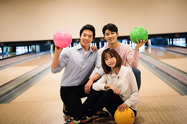 포토 JPG 전신 여자 남자 실내 미소 들기 앉기 20대 성인 앞모습 옆모습 세명 비즈니스라이프 한국인 직장인 비즈니스맨 비즈니스우먼 볼링 동료 즐거움 볼링공 볼링장 성인만 국내포토 직업 라이프스타일 감정 뷰포인트 비즈니스 공 관계 모션 표정 사람 동양인 청년 내부 구기 볼링용품 파일형식