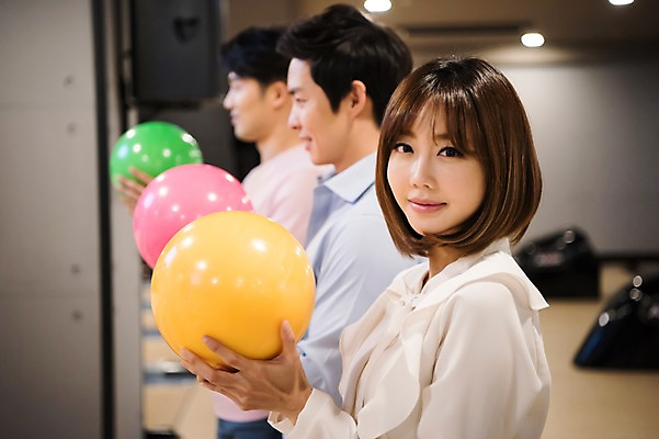 포토 JPG 응시 여자 남자 실내 서기 미소 들기 상반신 20대 성인 옆모습 세명 비즈니스라이프 한국인 직장인 비즈니스맨 비즈니스우먼 볼링 동료 즐거움 볼링공 볼링장 성인만 국내포토 직업 라이프스타일 시선 감정 뷰포인트 비즈니스 공 관계 모션 표정 사람 동양인 청년 내부 구기 볼링용품 파일형식