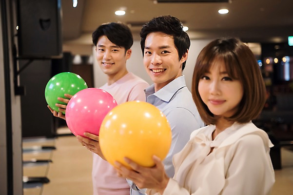 포토 JPG 여자 남자 실내 서기 미소 들기 상반신 20대 성인 옆모습 세명 비즈니스라이프 한국인 직장인 비즈니스맨 비즈니스우먼 볼링 동료 즐거움 볼링공 볼링장 성인만 국내포토 직업 라이프스타일 감정 뷰포인트 비즈니스 공 관계 모션 표정 사람 동양인 청년 내부 구기 볼링용품 파일형식