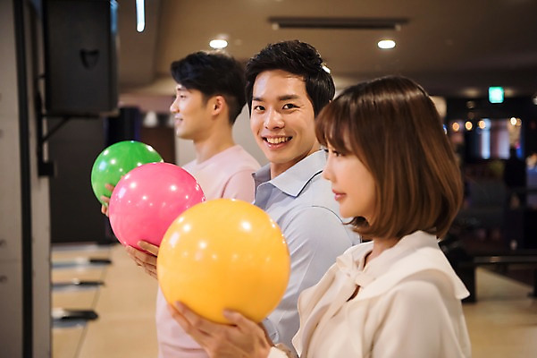 포토 JPG 응시 여자 남자 실내 서기 미소 들기 상반신 20대 성인 옆모습 세명 비즈니스라이프 한국인 직장인 비즈니스맨 비즈니스우먼 볼링 동료 즐거움 볼링공 볼링장 성인만 국내포토 직업 라이프스타일 시선 감정 뷰포인트 비즈니스 공 관계 모션 표정 사람 동양인 청년 내부 구기 볼링용품 파일형식