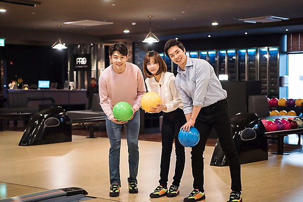 포토 JPG 전신 여자 남자 실내 서기 미소 들기 20대 성인 앞모습 세명 비즈니스라이프 한국인 직장인 비즈니스맨 비즈니스우먼 볼링 동료 즐거움 볼링공 볼링장 성인만 국내포토 직업 라이프스타일 감정 뷰포인트 비즈니스 공 관계 모션 표정 사람 동양인 청년 내부 구기 볼링용품 파일형식