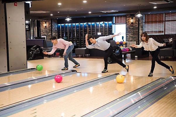 포토 JPG 전신 여자 남자 실내 서기 20대 성인 앞모습 세명 비즈니스라이프 한국인 직장인 비즈니스맨 비즈니스우먼 볼링 동료 즐거움 볼링공 굴리기 볼링장 성인만 국내포토 직업 라이프스타일 감정 뷰포인트 비즈니스 공 관계 모션 사람 동양인 청년 내부 구기 볼링용품 파일형식