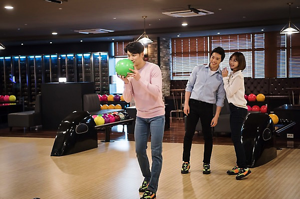 포토 JPG 전신 응시 여자 남자 실내 서기 들기 20대 성인 앞모습 세명 비즈니스라이프 한국인 직장인 비즈니스맨 비즈니스우먼 볼링 집중 동료 즐거움 볼링공 볼링장 성인만 국내포토 직업 라이프스타일 시선 감정 뷰포인트 컨셉 비즈니스 공 관계 모션 사람 동양인 청년 내부 구기 볼링용품 파일형식