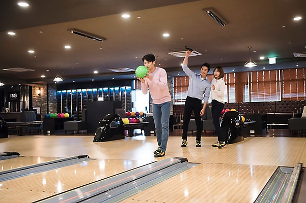 포토 JPG 전신 여자 남자 응원 실내 서기 들기 20대 성인 앞모습 세명 비즈니스라이프 한국인 직장인 비즈니스맨 비즈니스우먼 볼링 동료 즐거움 볼링공 볼링장 성인만 국내포토 직업 라이프스타일 감정 뷰포인트 비즈니스 공 관계 모션 사람 동양인 청년 내부 구기 볼링용품 파일형식