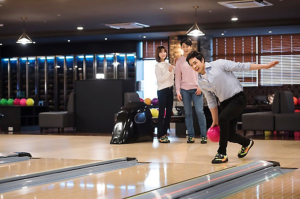 포토 JPG 전신 여자 남자 실내 서기 들기 20대 성인 앞모습 세명 비즈니스라이프 한국인 직장인 비즈니스맨 비즈니스우먼 볼링 동료 즐거움 볼링공 굴리기 볼링장 성인만 국내포토 직업 라이프스타일 감정 뷰포인트 비즈니스 공 관계 모션 사람 동양인 청년 내부 구기 볼링용품 파일형식