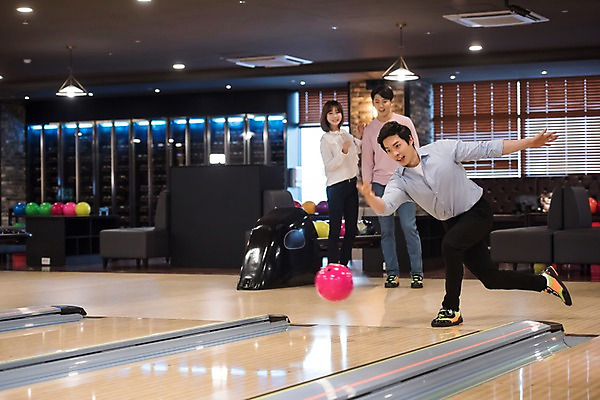 포토 JPG 전신 여자 남자 실내 서기 20대 성인 앞모습 세명 비즈니스라이프 한국인 직장인 비즈니스맨 비즈니스우먼 볼링 동료 즐거움 볼링공 굴리기 볼링장 성인만 국내포토 직업 라이프스타일 감정 뷰포인트 비즈니스 공 관계 모션 사람 동양인 청년 내부 구기 볼링용품 파일형식