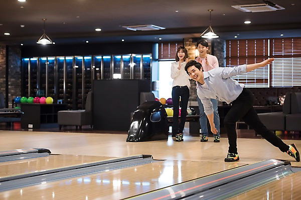 포토 JPG 전신 여자 남자 실내 서기 20대 성인 앞모습 세명 비즈니스라이프 한국인 직장인 비즈니스맨 비즈니스우먼 볼링 박수 동료 즐거움 볼링장 성인만 국내포토 직업 라이프스타일 감정 뷰포인트 비즈니스 관계 모션 사람 동양인 손짓 청년 내부 구기 파일형식