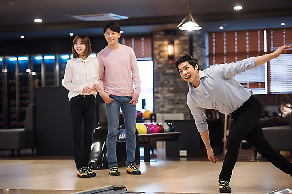 포토 JPG 전신 응시 여자 남자 실내 서기 미소 20대 성인 앞모습 세명 비즈니스라이프 한국인 직장인 비즈니스맨 비즈니스우먼 볼링 동료 즐거움 볼링장 성인만 국내포토 직업 라이프스타일 시선 감정 뷰포인트 비즈니스 관계 모션 표정 사람 동양인 청년 내부 구기 파일형식