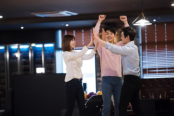 포토 JPG 여자 남자 실내 서기 상반신 20대 성인 앞모습 옆모습 세명 비즈니스라이프 기쁨 한국인 직장인 비즈니스맨 비즈니스우먼 볼링 동료 즐거움 볼링장 성인만 국내포토 직업 라이프스타일 감정 뷰포인트 비즈니스 관계 모션 사람 동양인 청년 내부 구기 파일형식