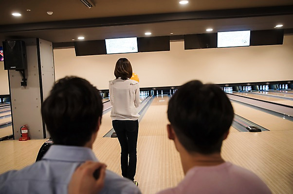 포토 JPG 전신 응시 여자 남자 실내 서기 앉기 상반신 20대 성인 뒷모습 세명 비즈니스라이프 한국인 직장인 비즈니스맨 비즈니스우먼 볼링 동료 즐거움 볼링장 성인만 국내포토 직업 라이프스타일 시선 감정 뷰포인트 비즈니스 관계 모션 사람 동양인 청년 내부 구기 파일형식