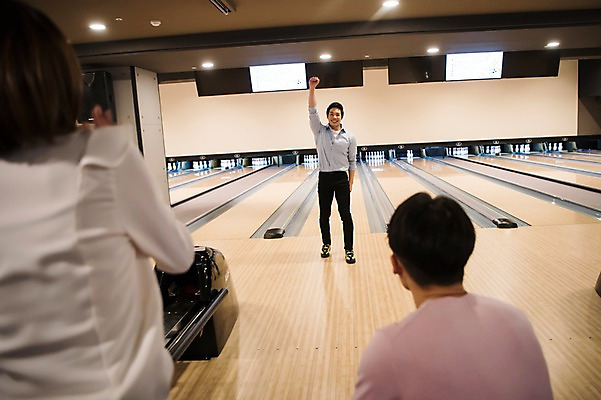 포토 JPG 전신 여자 남자 실내 서기 앉기 상반신 20대 성인 앞모습 뒷모습 세명 비즈니스라이프 기쁨 한국인 직장인 비즈니스맨 비즈니스우먼 볼링 동료 즐거움 볼링장 성인만 국내포토 직업 라이프스타일 감정 뷰포인트 비즈니스 관계 모션 사람 동양인 청년 내부 구기 파일형식