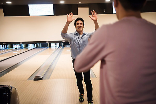 포토 JPG 전신 남자 실내 서기 상반신 20대 성인 두명 앞모습 뒷모습 비즈니스라이프 한국인 직장인 비즈니스맨 볼링 동료 즐거움 하이파이브 볼링장 성인남자만 국내포토 직업 라이프스타일 감정 뷰포인트 비즈니스 관계 모션 사람 동양인 손짓 청년 내부 구기 남자만 성인만 파일형식