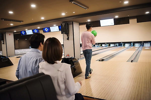 포토 JPG 전신 여자 남자 실내 서기 들기 앉기 상반신 20대 성인 뒷모습 세명 비즈니스라이프 한국인 직장인 비즈니스맨 비즈니스우먼 볼링 동료 즐거움 볼링공 볼링장 성인만 국내포토 직업 라이프스타일 감정 뷰포인트 비즈니스 공 관계 모션 사람 동양인 청년 내부 구기 볼링용품 파일형식
