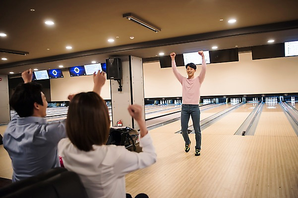 포토 JPG 전신 여자 남자 실내 서기 앉기 상반신 20대 성인 앞모습 뒷모습 세명 비즈니스라이프 기쁨 한국인 직장인 비즈니스맨 비즈니스우먼 볼링 동료 즐거움 볼링공 볼링장 성인만 국내포토 직업 라이프스타일 감정 뷰포인트 비즈니스 공 관계 모션 사람 동양인 청년 내부 구기 볼링용품 파일형식