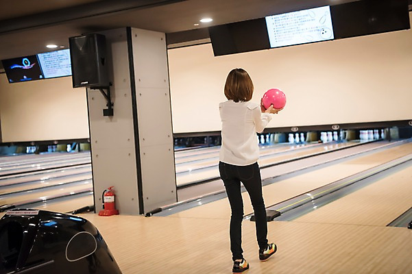 포토 JPG 전신 여자 실내 한명 서기 들기 20대 성인 뒷모습 비즈니스라이프 한국인 직장인 비즈니스우먼 볼링 즐거움 볼링공 볼링장 성인여자한명만 국내포토 직업 1 라이프스타일 감정 뷰포인트 비즈니스 공 모션 사람 동양인 청년 내부 구기 볼링용품 여자한명만 성인여자만 파일형식