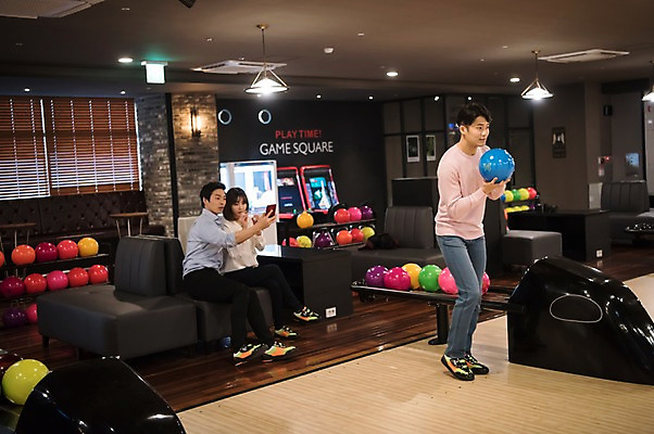 포토 JPG 전신 여자 남자 실내 서기 들기 앉기 20대 성인 앞모습 세명 비즈니스라이프 스마트폰 사진촬영 한국인 직장인 비즈니스맨 비즈니스우먼 볼링 동료 즐거움 볼링공 볼링장 성인만 국내포토 직업 라이프스타일 감정 뷰포인트 비즈니스 공 관계 모션 사람 동양인 청년 내부 핸드폰 스마트기기 구기 촬영 볼링용품 파일형식