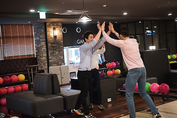 포토 JPG 전신 여자 남자 실내 서기 20대 성인 옆모습 뒷모습 세명 비즈니스라이프 기쁨 한국인 직장인 비즈니스맨 비즈니스우먼 볼링 동료 즐거움 볼링공 하이파이브 볼링장 성인만 국내포토 직업 라이프스타일 감정 뷰포인트 비즈니스 공 관계 모션 사람 동양인 손짓 청년 내부 구기 볼링용품 파일형식