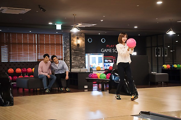 포토 JPG 전신 응시 여자 남자 실내 서기 들기 앉기 20대 성인 앞모습 세명 비즈니스라이프 한국인 직장인 비즈니스맨 비즈니스우먼 볼링 동료 즐거움 볼링공 볼링장 성인만 국내포토 직업 라이프스타일 시선 감정 뷰포인트 비즈니스 공 관계 모션 사람 동양인 청년 내부 구기 볼링용품 파일형식