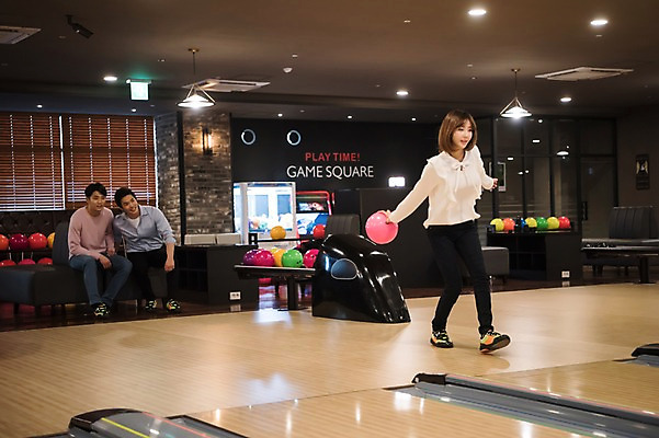 포토 JPG 전신 여자 남자 실내 서기 들기 앉기 20대 성인 앞모습 세명 비즈니스라이프 한국인 직장인 비즈니스맨 비즈니스우먼 볼링 동료 즐거움 볼링공 볼링장 성인만 국내포토 직업 라이프스타일 감정 뷰포인트 비즈니스 공 관계 모션 사람 동양인 청년 내부 구기 볼링용품 파일형식