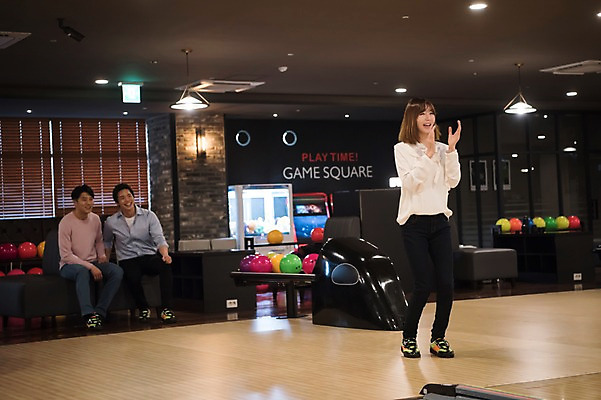 포토 JPG 전신 여자 남자 실내 서기 앉기 20대 성인 앞모습 세명 비즈니스라이프 한국인 직장인 비즈니스맨 비즈니스우먼 볼링 박수 동료 즐거움 볼링공 볼링장 성인만 국내포토 직업 라이프스타일 감정 뷰포인트 비즈니스 공 관계 모션 사람 동양인 손짓 청년 내부 구기 볼링용품 파일형식