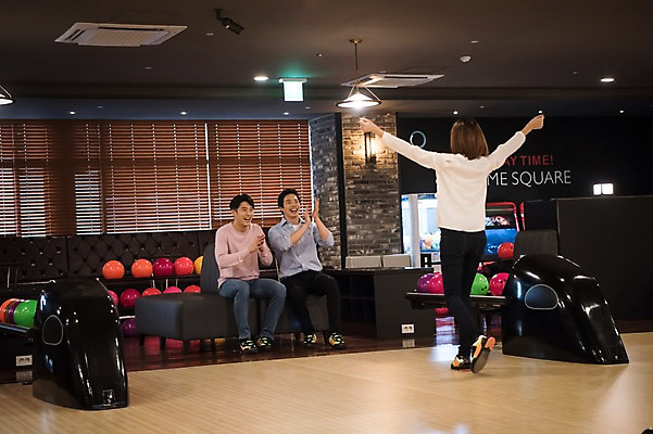 포토 JPG 전신 여자 남자 실내 서기 앉기 20대 성인 앞모습 뒷모습 세명 비즈니스라이프 기쁨 한국인 직장인 비즈니스맨 비즈니스우먼 볼링 동료 즐거움 볼링공 볼링장 성인만 국내포토 직업 라이프스타일 감정 뷰포인트 비즈니스 공 관계 모션 사람 동양인 청년 내부 구기 볼링용품 파일형식