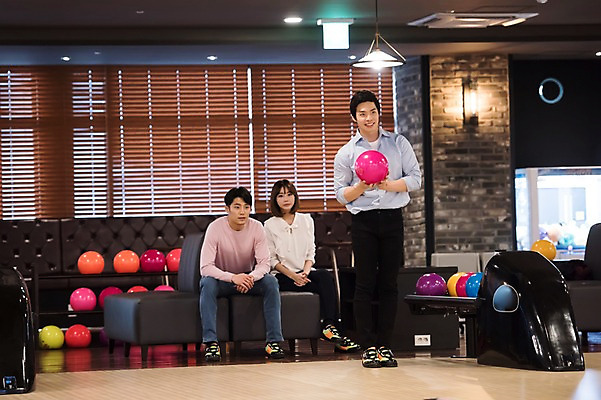 포토 JPG 전신 여자 남자 실내 서기 들기 앉기 20대 성인 앞모습 세명 비즈니스라이프 한국인 직장인 비즈니스맨 비즈니스우먼 볼링 동료 즐거움 볼링공 볼링장 성인만 국내포토 직업 라이프스타일 감정 뷰포인트 비즈니스 공 관계 모션 사람 동양인 청년 내부 구기 볼링용품 파일형식