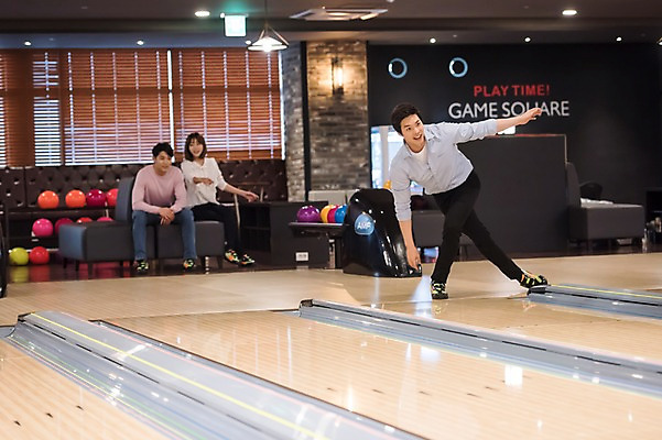 포토 JPG 전신 여자 남자 실내 서기 앉기 20대 성인 앞모습 세명 비즈니스라이프 한국인 직장인 비즈니스맨 비즈니스우먼 볼링 동료 즐거움 볼링공 볼링장 성인만 국내포토 직업 라이프스타일 감정 뷰포인트 비즈니스 공 관계 모션 사람 동양인 청년 내부 구기 볼링용품 파일형식