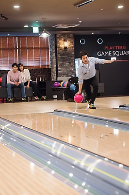 포토 JPG 전신 여자 남자 실내 서기 들기 앉기 20대 성인 앞모습 세명 비즈니스라이프 한국인 직장인 비즈니스맨 비즈니스우먼 볼링 동료 즐거움 볼링공 굴리기 볼링장 성인만 국내포토 직업 라이프스타일 감정 뷰포인트 비즈니스 공 관계 모션 사람 동양인 청년 내부 구기 볼링용품 파일형식