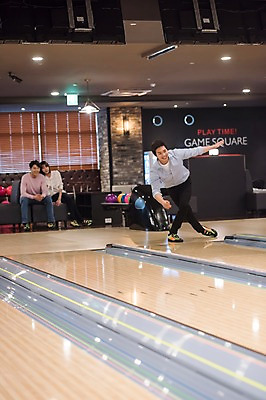 포토 JPG 전신 여자 남자 실내 서기 앉기 20대 성인 앞모습 세명 비즈니스라이프 한국인 직장인 비즈니스맨 비즈니스우먼 볼링 동료 즐거움 볼링공 볼링장 성인만 국내포토 직업 라이프스타일 감정 뷰포인트 비즈니스 공 관계 모션 사람 동양인 청년 내부 구기 볼링용품 파일형식