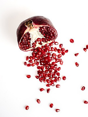 포토 JPG 스튜디오촬영 웰빙 과일 단면 실내 누끼 사람없음 신선 낟알 흰배경 유기농 석류 국내포토 백그라운드 내부 흰색 파일형식