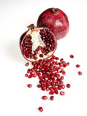 포토 JPG 스튜디오촬영 웰빙 과일 단면 실내 누끼 사람없음 신선 낟알 흰배경 유기농 석류 국내포토 백그라운드 내부 흰색 파일형식