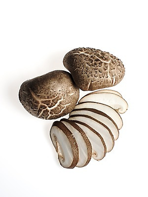 포토 JPG 스튜디오촬영 웰빙 채소 실내 누끼 사람없음 신선 흰배경 유기농 슬라이스 표고버섯 국내포토 백그라운드 내부 버섯 흰색 파일형식