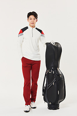 포토 JPG 스튜디오촬영 전신 남자 스포츠 골프 실내 한명 서기 미소 20대 성인 앞모습 청춘 한국인 골프가방 주머니손 성인남자한명만 국내포토 1 뷰포인트 컨셉 가방 모션 골프용품 표정 사람 동양인 청년 내부 구기 남자한명만 성인남자만 파일형식