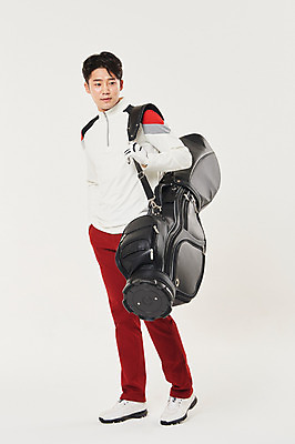 포토 JPG 스튜디오촬영 전신 응시 남자 스포츠 골프 실내 한명 서기 20대 성인 앞모습 청춘 한국인 골프가방 매기 성인남자한명만 국내포토 1 시선 뷰포인트 컨셉 가방 모션 골프용품 사람 동양인 청년 내부 구기 남자한명만 성인남자만 파일형식