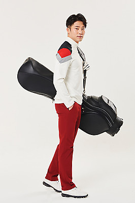 포토 JPG 스튜디오촬영 전신 응시 남자 스포츠 골프 실내 한명 서기 20대 성인 옆모습 청춘 한국인 골프가방 매기 성인남자한명만 국내포토 1 시선 뷰포인트 컨셉 가방 모션 골프용품 사람 동양인 청년 내부 구기 남자한명만 성인남자만 파일형식