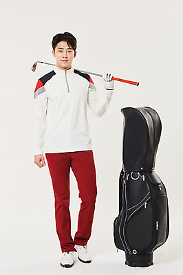 포토 JPG 스튜디오촬영 전신 남자 스포츠 골프 실내 한명 서기 미소 20대 성인 앞모습 청춘 골프채 한국인 골프가방 성인남자한명만 들어올리기 국내포토 1 뷰포인트 컨셉 가방 모션 골프용품 표정 사람 동양인 청년 내부 구기 남자한명만 성인남자만 파일형식