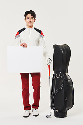 포토 JPG 스튜디오촬영 전신 배너 남자 스포츠 골프 사각프레임 광고판 알림판 실내 한명 서기 미소 들기 20대 성인 앞모습 청춘 골프채 한국인 잡기 골프가방 성인남자한명만 국내포토 1 뷰포인트 컨셉 가방 모션 골프용품 프레임 표정 사람 동양인 청년 내부 구기 사각형 판 남자한명만 성인남자만 파일형식
