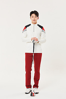 포토 JPG 스튜디오촬영 전신 남자 스포츠 골프 실내 한명 서기 미소 20대 성인 앞모습 청춘 골프채 한국인 잡기 성인남자한명만 국내포토 1 뷰포인트 컨셉 모션 골프용품 표정 사람 동양인 청년 내부 구기 남자한명만 성인남자만 파일형식