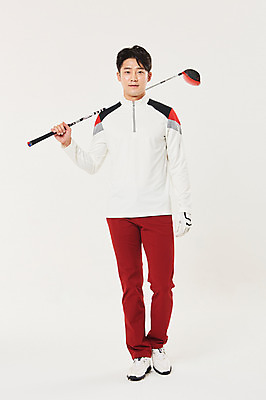 포토 JPG 스튜디오촬영 전신 남자 스포츠 골프 실내 한명 서기 미소 들기 20대 성인 앞모습 청춘 골프채 한국인 약올리기 성인남자한명만 들어올리기 국내포토 1 뷰포인트 컨셉 모션 골프용품 표정 사람 동양인 청년 내부 구기 남자한명만 성인남자만 파일형식