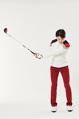 포토 JPG 스튜디오촬영 전신 응시 남자 스포츠 골프 실내 한명 서기 20대 성인 앞모습 청춘 골프채 한국인 스윙 성인남자한명만 내려보기 국내포토 1 시선 뷰포인트 포즈 컨셉 모션 골프용품 사람 동양인 청년 내부 구기 남자한명만 성인남자만 파일형식