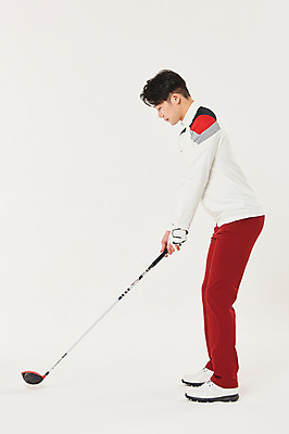 포토 JPG 스튜디오촬영 전신 응시 남자 스포츠 골프 실내 한명 서기 20대 성인 옆모습 청춘 골프채 한국인 스윙 성인남자한명만 국내포토 1 시선 뷰포인트 포즈 컨셉 모션 골프용품 사람 동양인 청년 내부 구기 남자한명만 성인남자만 파일형식