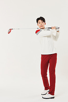 포토 JPG 스튜디오촬영 전신 응시 남자 스포츠 골프 실내 한명 서기 20대 성인 앞모습 청춘 골프채 한국인 스윙 성인남자한명만 국내포토 1 시선 뷰포인트 포즈 컨셉 모션 골프용품 사람 동양인 청년 내부 구기 남자한명만 성인남자만 파일형식