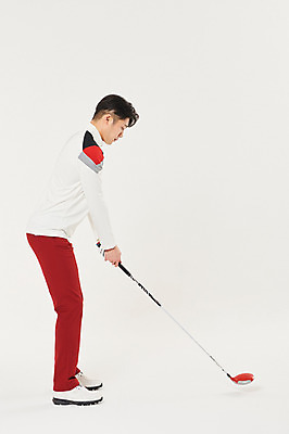 포토 JPG 스튜디오촬영 전신 응시 남자 스포츠 골프 실내 한명 서기 20대 성인 옆모습 청춘 골프채 한국인 잡기 스윙 성인남자한명만 국내포토 1 시선 뷰포인트 포즈 컨셉 모션 골프용품 사람 동양인 청년 내부 구기 남자한명만 성인남자만 파일형식