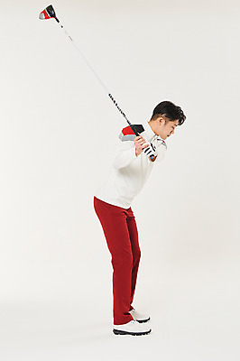 포토 JPG 스튜디오촬영 전신 응시 남자 스포츠 골프 실내 한명 서기 20대 성인 옆모습 청춘 한국인 스윙 성인남자한명만 국내포토 1 시선 뷰포인트 포즈 컨셉 모션 사람 동양인 청년 내부 구기 남자한명만 성인남자만 파일형식